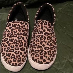 Soda slip-on sneakers animal print size 7.5